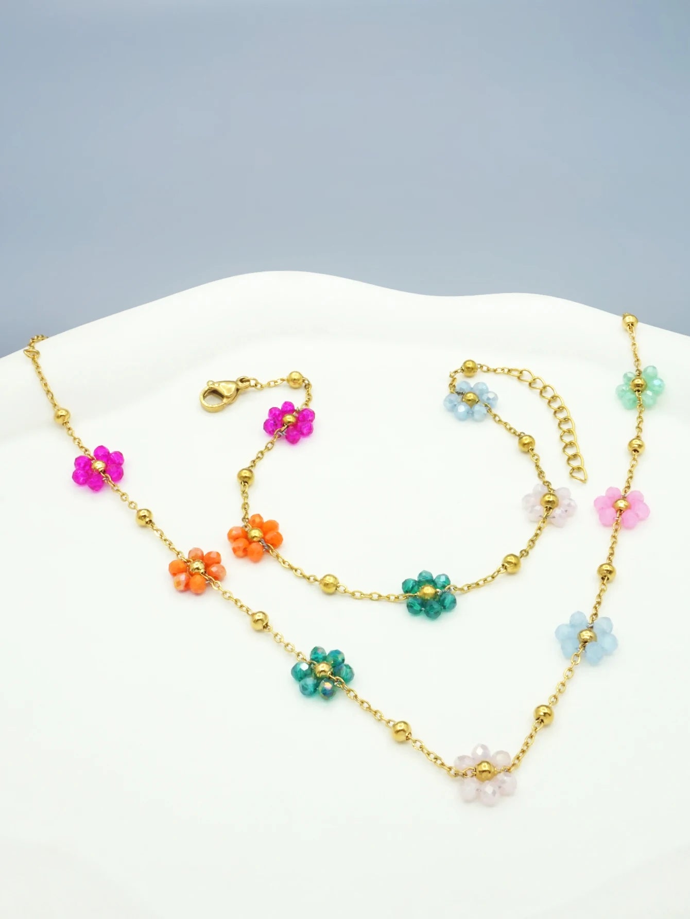 2 pieces of Bohemian style women's multicolored campus fashion small flower beaded necklaces and bracelets, dance party jewelry