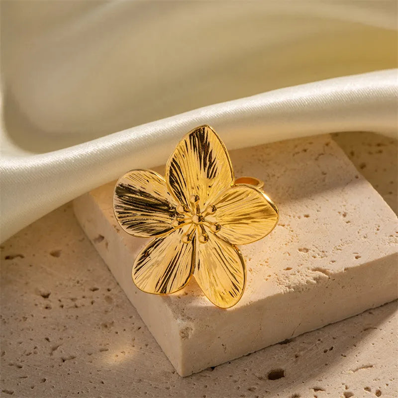 2024 New Flower Ring for Women Simple Temperament Party Fashion Trendy Charm Waterproof Jewelry Gifts Wholesale