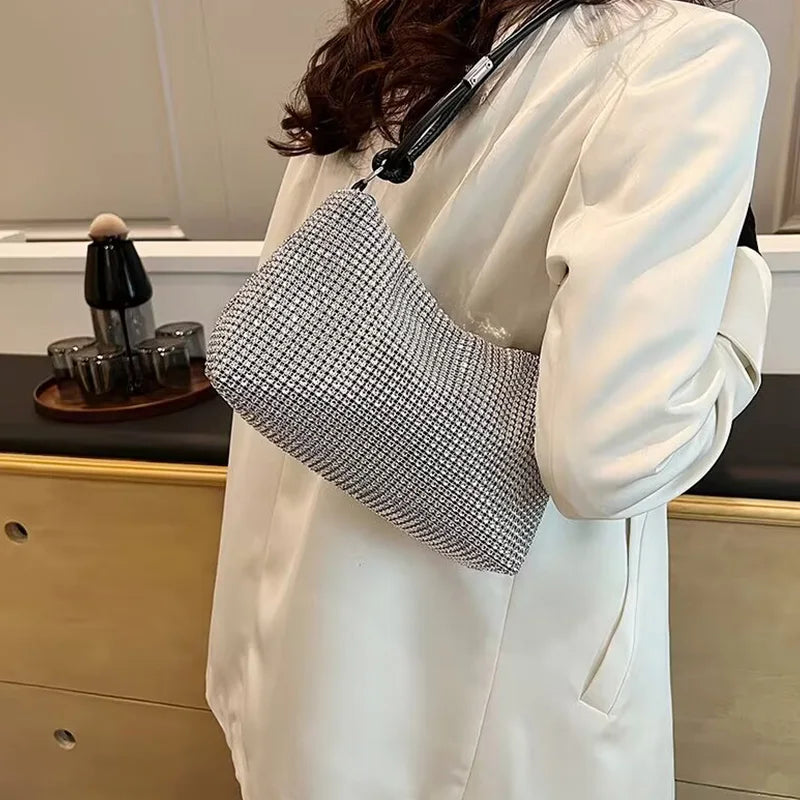 Ladies' handbags can be worn over the shoulder, crossbody, or carried by hand, suitable for travel and shopping. Crossbody bags.