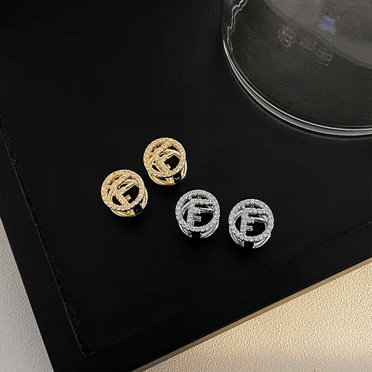 The New Fashionable Earrings Feature A Super-shiny Ear Clasp, Simple and Niche Design, Round Shape, and Compact Size